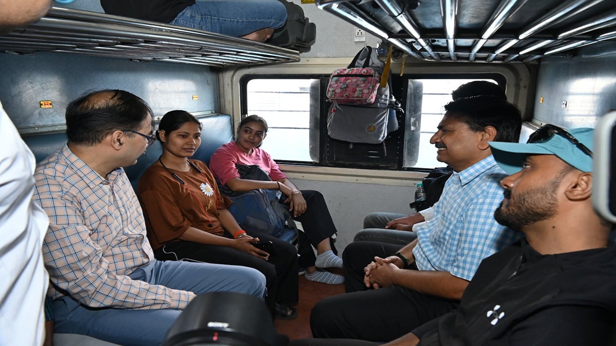प्रयागराज : जीएम एनसीआर ने यात्रियों से पूछा- रेलवे की सुविधाएं कैसी हैं, स्वच्छता और सुरक्षा पर लिया फीडबैक