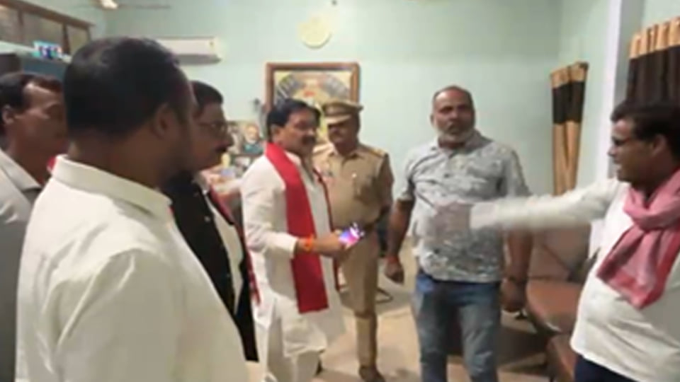 औरैया: स्कूल में पुलिस के घुसने पर बवाल, सपा विधायक ने की नारेबाजी