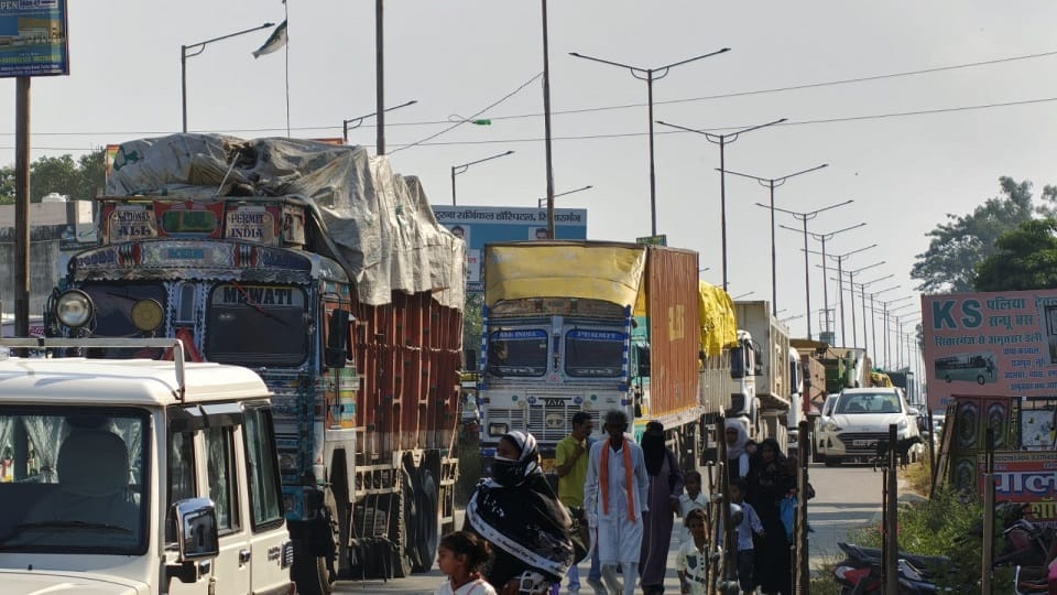 Farmers' anger over paddy procurement in sitarganj