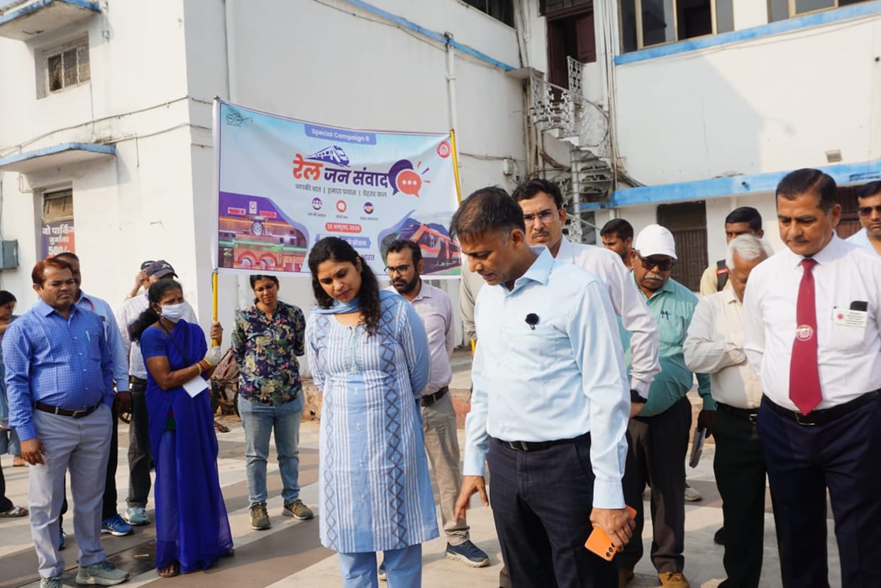 Indore: The Railway General Manager asked passengers, "Is the railway station being cleaned properly?"