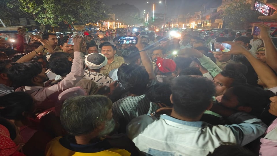 हापुड़: मेला देखने के बाद घर लौटते समय सड़क हादसे में युवक की मौत, परिजनों ने हत्या की आशंका पर लगाया जाम