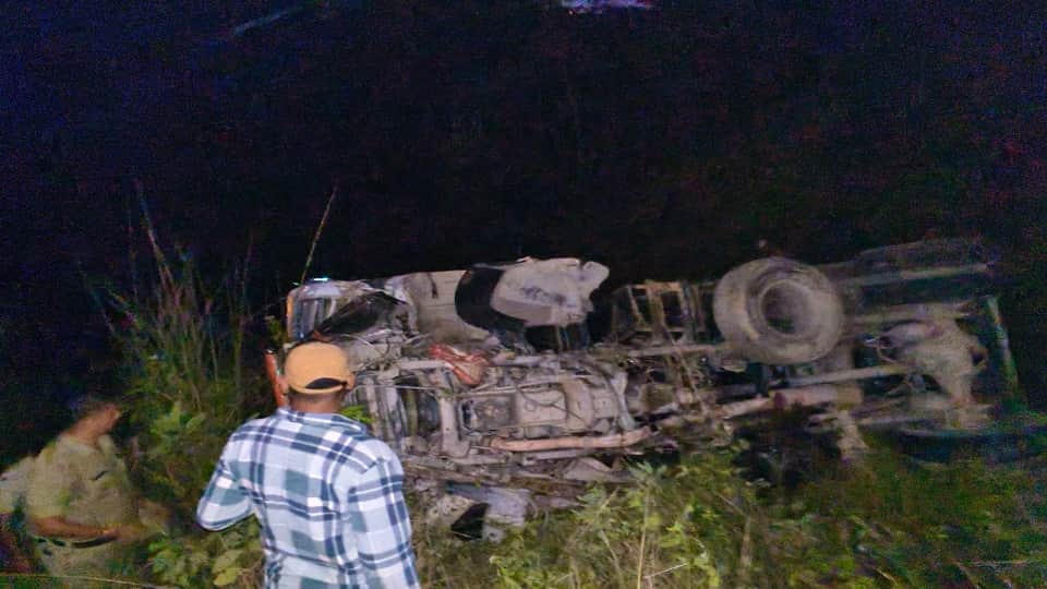 Dumper falls into ditch in Champawat