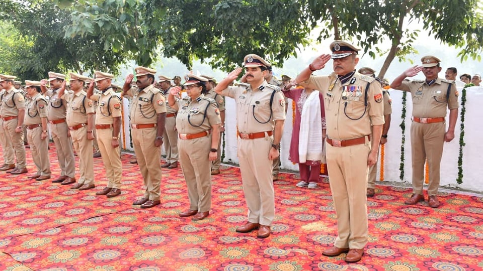 मेरठ: देश की सुरक्षा के लिए शहीद होने वाले पुलिसकर्मियों को किया नमन, अधिकारियों ने दी श्रद्धांजलि