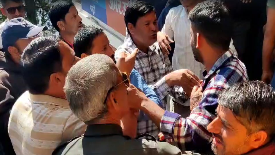 Mussoorie Assault and vandalism at taxi union office allegations of theft of 1.5 lakh rupees
