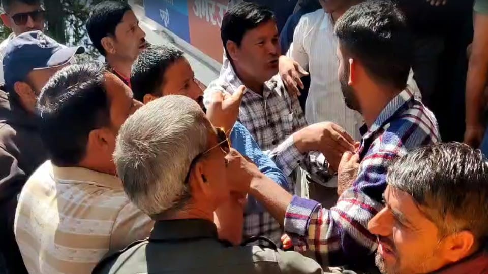 Mussoorie Assault and vandalism at taxi union office allegations of theft of 1.5 lakh rupees