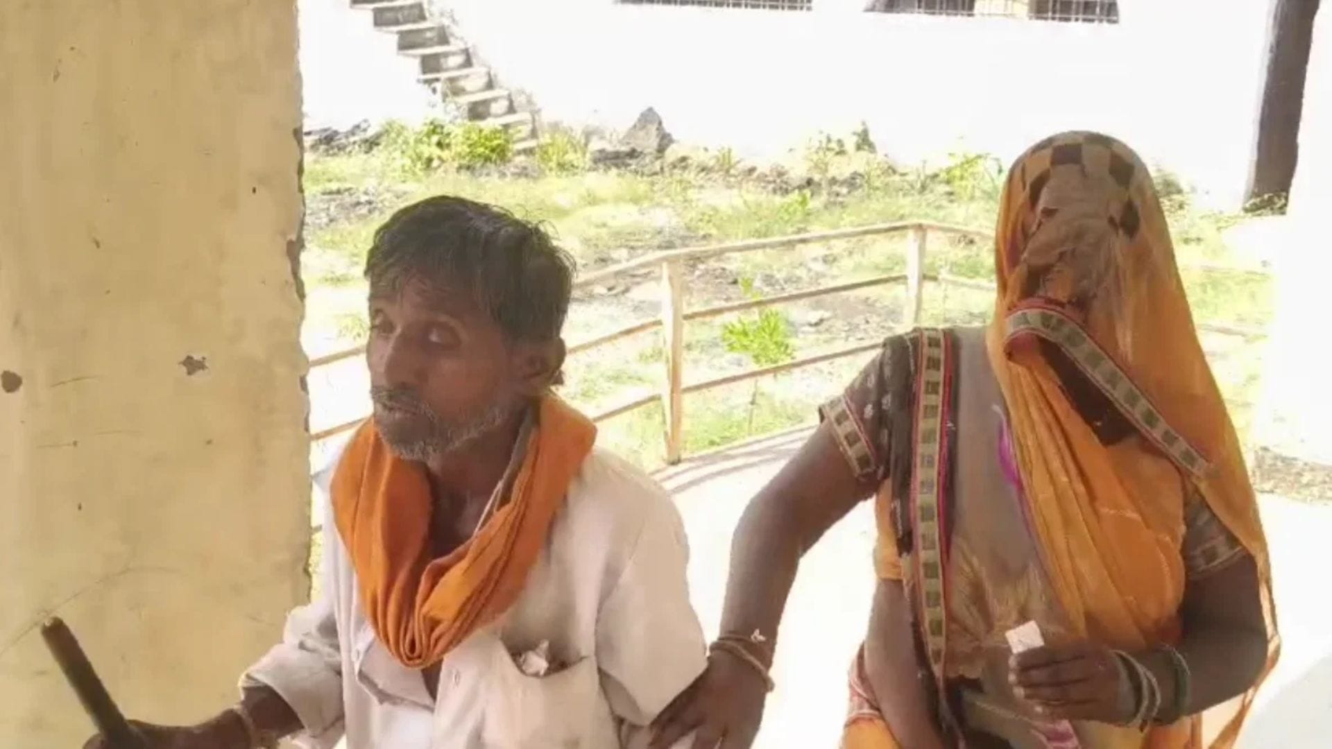 दृष्टि बाधित महिला मतदान करने जाते