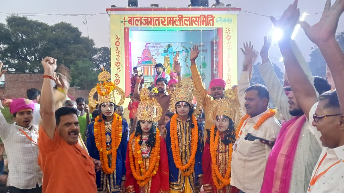 वाराणसी: राम-भरत मिलन पर हुई पुष्पवर्षा, आजादी से पहले से चली आ रही परंपरा