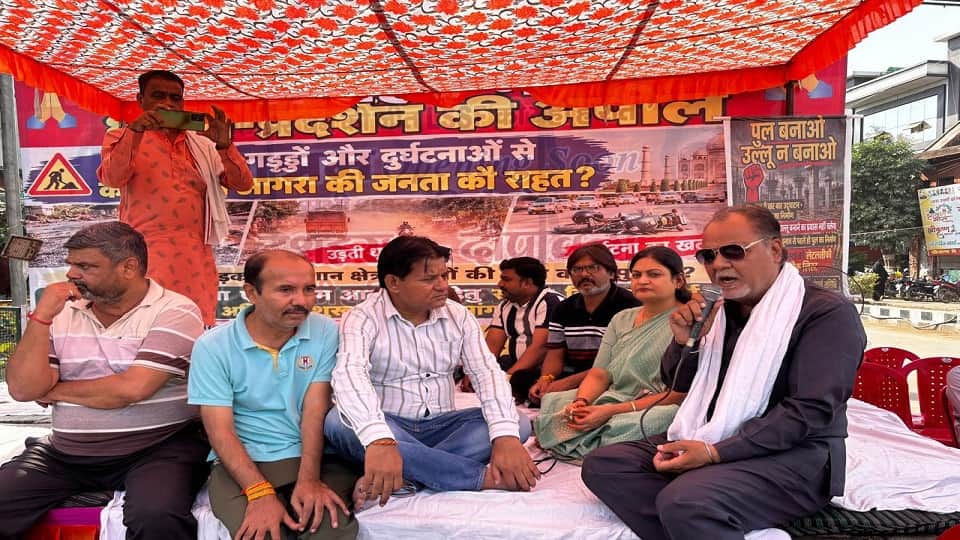 Agra Traffic Chaos: Protest Continues at Barah Khamba, MP Speaks to DM