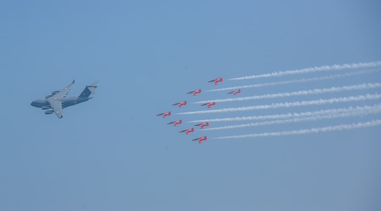 Air Show 12 lakhs people witnessed display daring skies first time spectators gathered 88 ghats photos