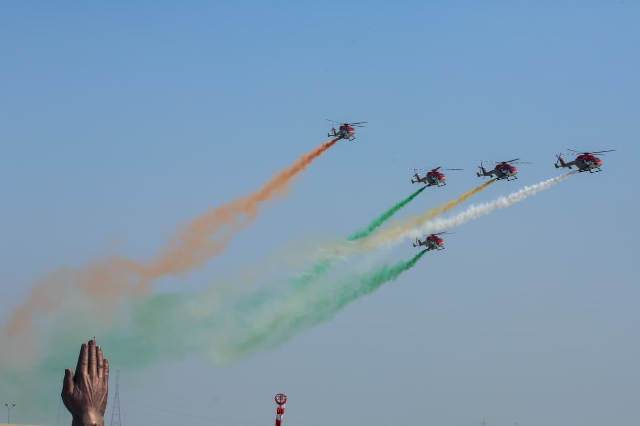 Air Show 12 lakhs people witnessed display daring skies first time spectators gathered 88 ghats photos