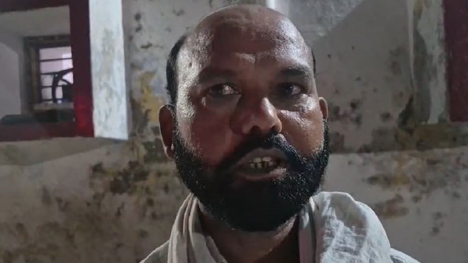 एटा में सराफा से लूट: आभूषणों से भरा बैग और नकदी ले गए बदमाश, दुकान बंदकर लाैट रहे चाचा-भतीजे से की वारदात