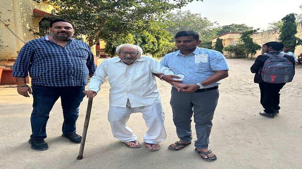 101 year old Chandrabhan Saraswat cast his vote in MLC election in agra