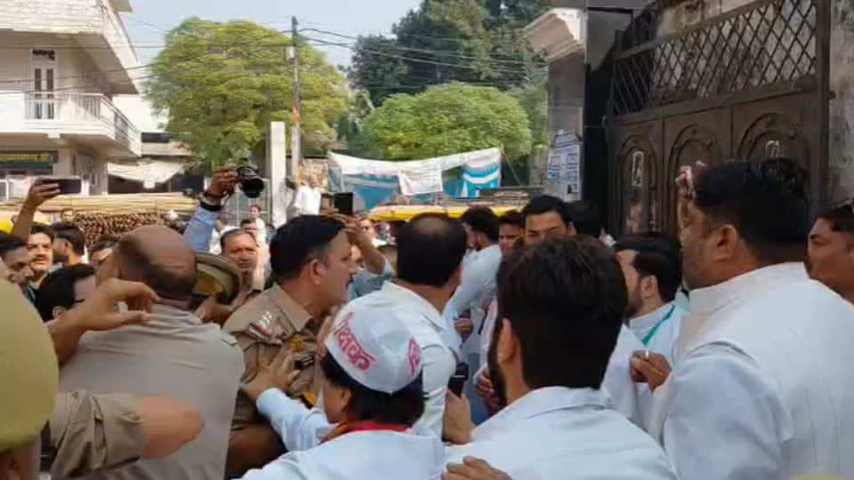 आपस में भिड़े दोनों दलों के नेता