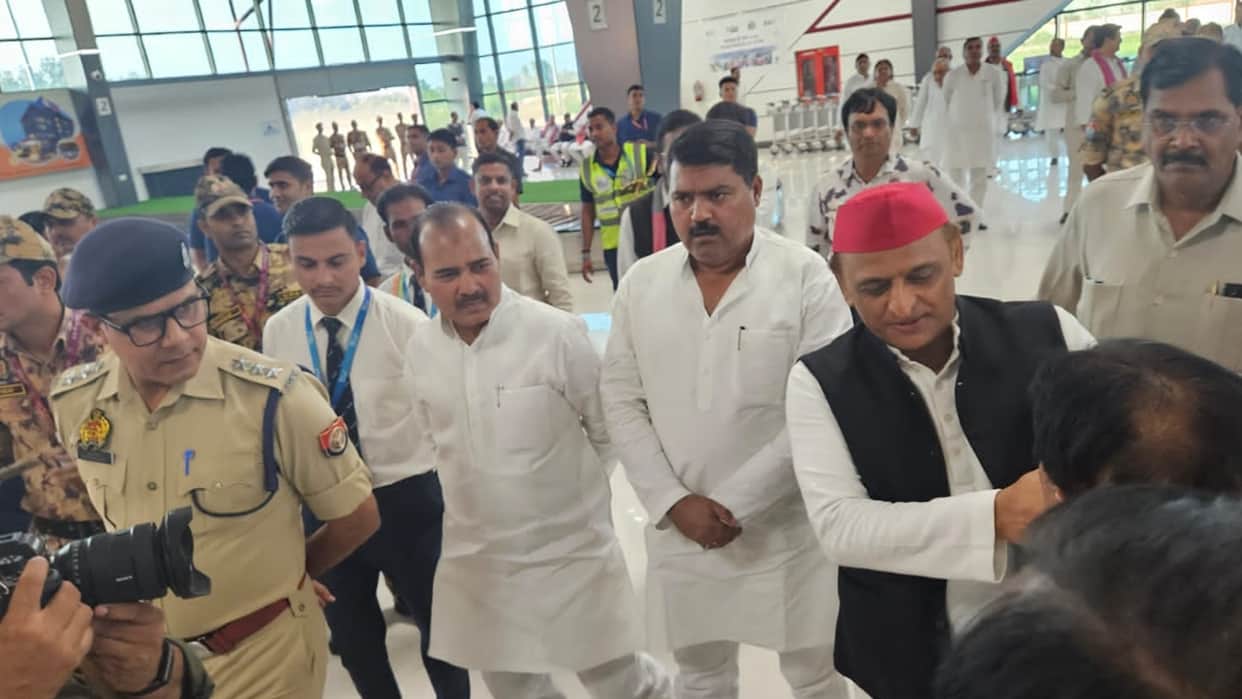 akhilesh yadav met sp leaders at bareilly airport up election 2027