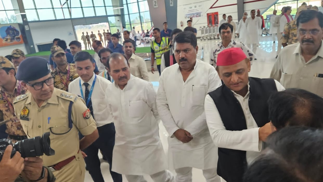 akhilesh yadav met sp leaders at bareilly airport up election 2027