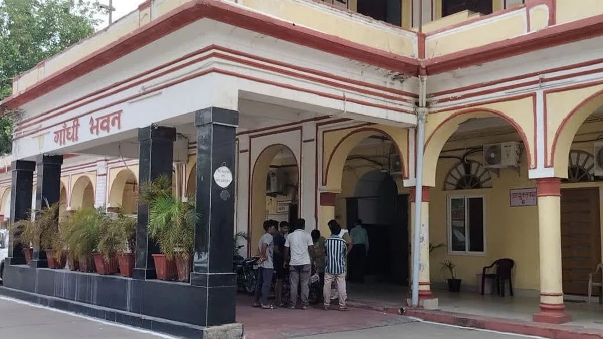 अलवर: नगर निगम में चालकों की हड़ताल, छह महीने से भुगतान नहीं; निजी गाड़ियों से दफ्तर पहुंच रहे अधिकारी