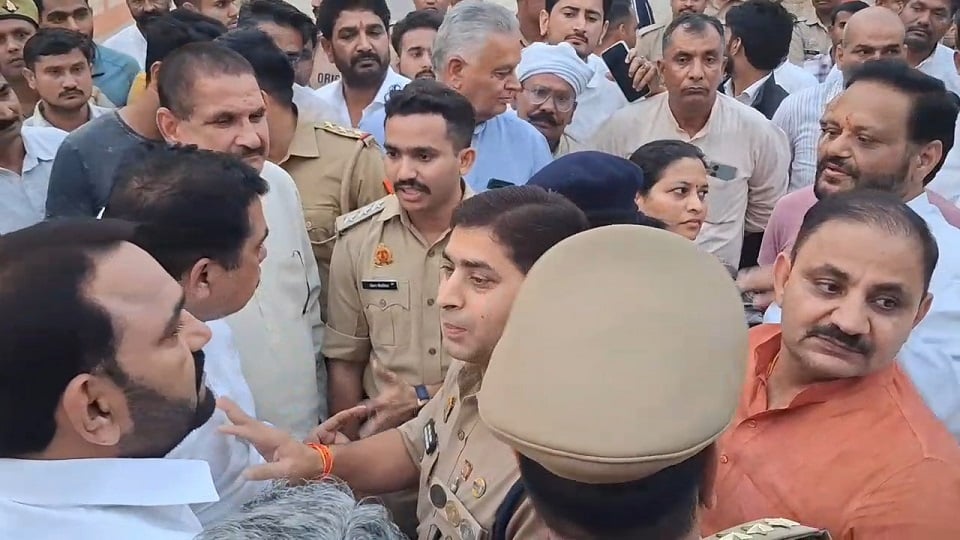 बागपत: सीओ पर भाजपा जिलाध्यक्ष को धक्का देने का आरोप, भाजपाइयों का हंगामा, दो घंटे तक धरना