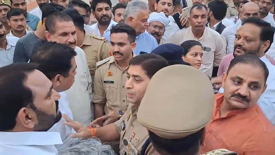 Baghpat: CO accused of pushing BJP district president; BJP members create an uproar