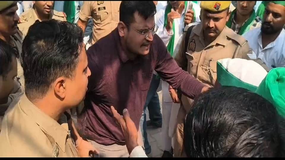 City Magistrate falls to ground while trying to stop BKU activists in Agra