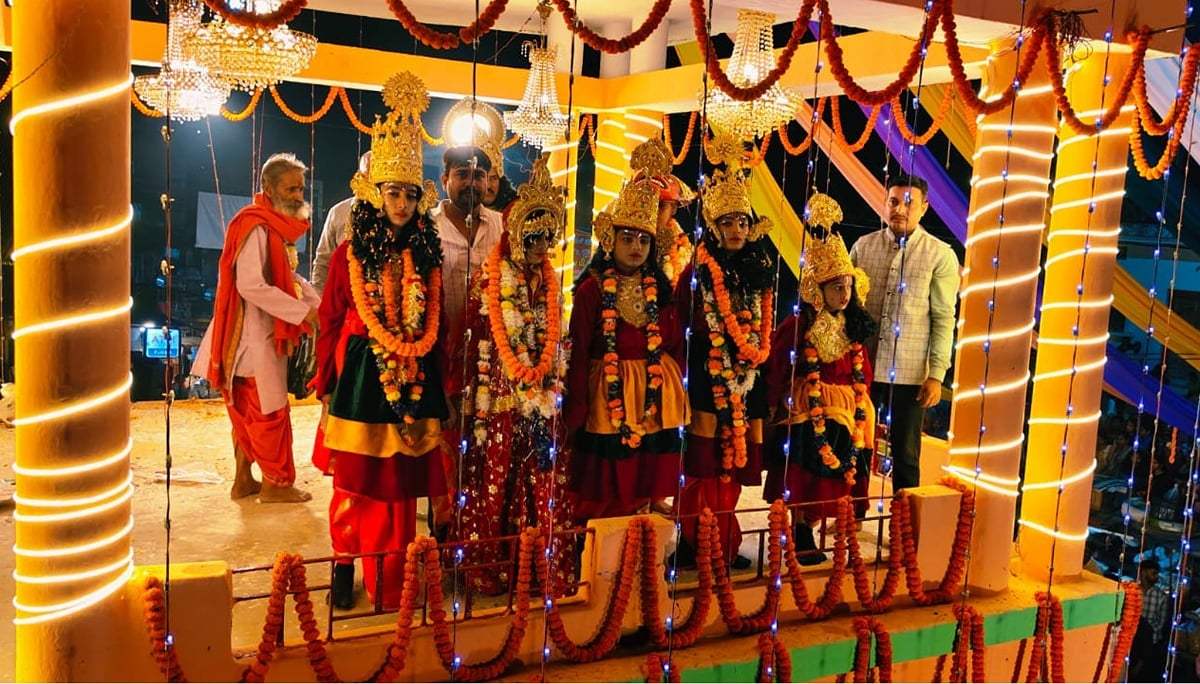 वाराणसी : नियार में चार घंटे की यात्रा के बाद हुआ भरत मिलाप, ढोल-नगाड़ों के बीच मिले चारों भाई