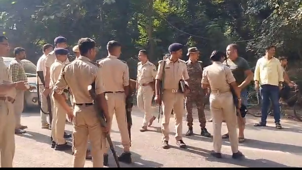 झड़प के बाद पुलिस ने संभाला मोर्चा।