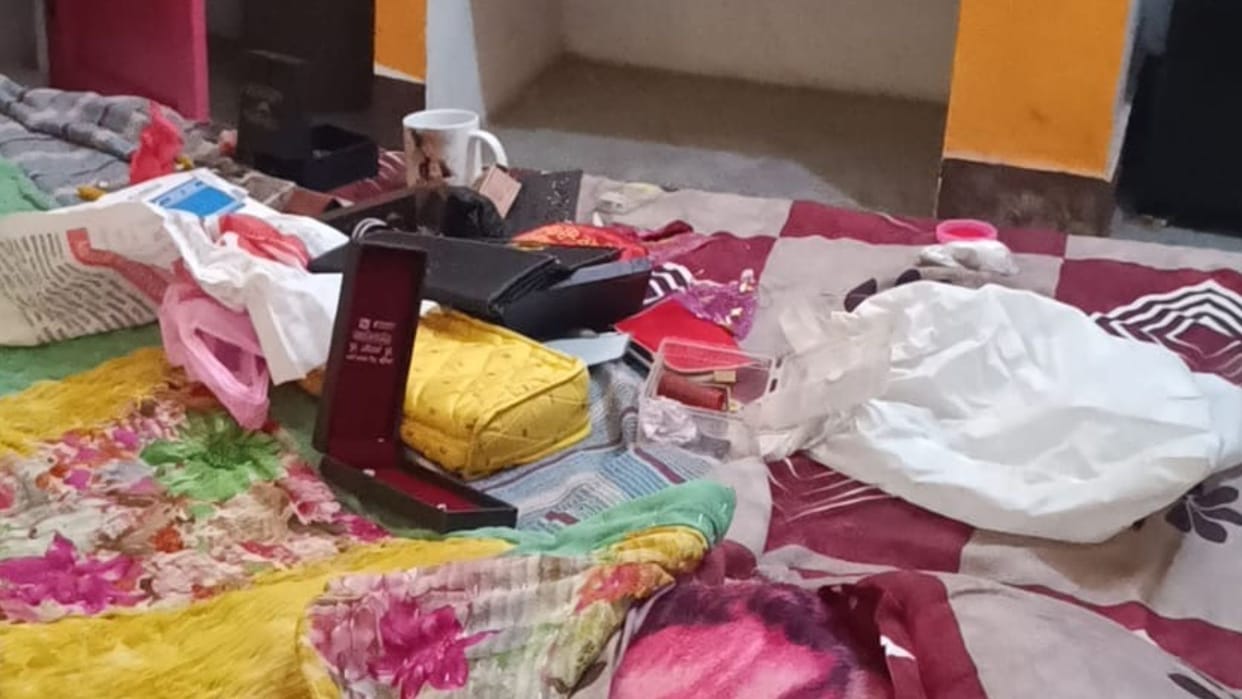 Another major theft Jewelry and cash worth lakhs missing family gone to Varanasi lock house broken