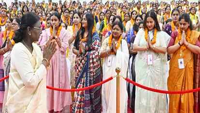 राष्ट्रपति द्रौपदी मुर्मू का अभिवादन करती महिलायें