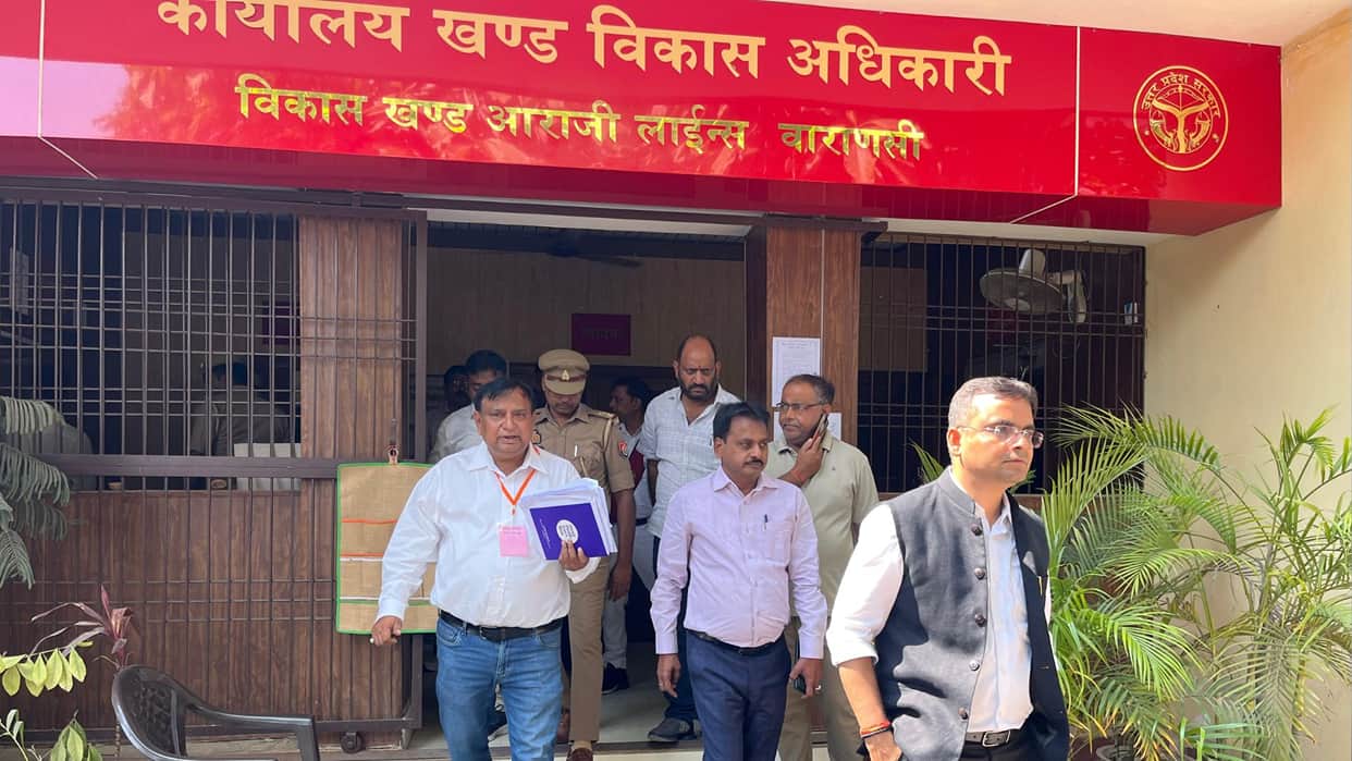 MLC Elections DM Satyendra Kumar inspects polling stations in Varanasi