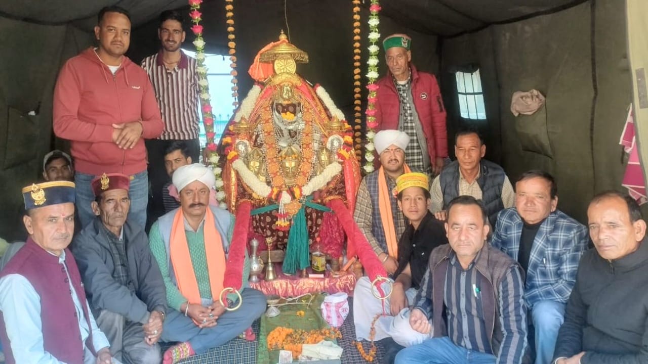 ढालपुर में देवता व्यास ऋषि  के अस्थायी शिविर मे देवत के साथ बैठे मुख्य कारकून।