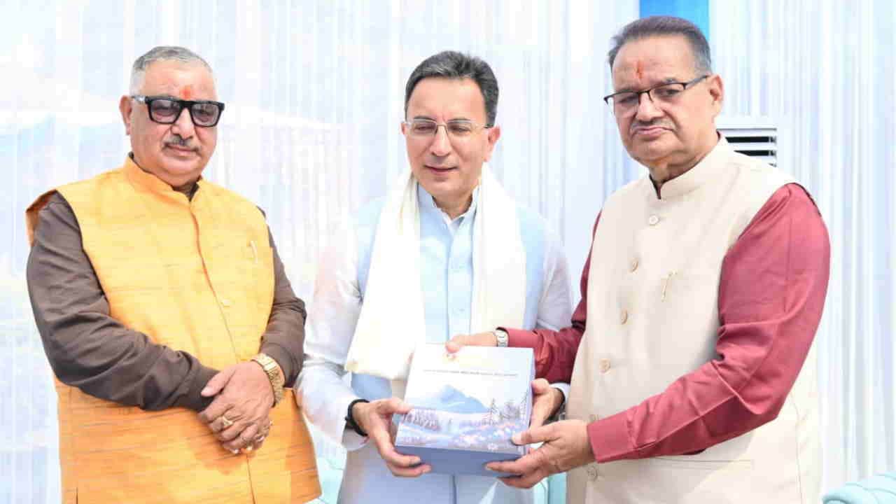 जितिन प्रसाद का स्वागत करते गणेश जोशी