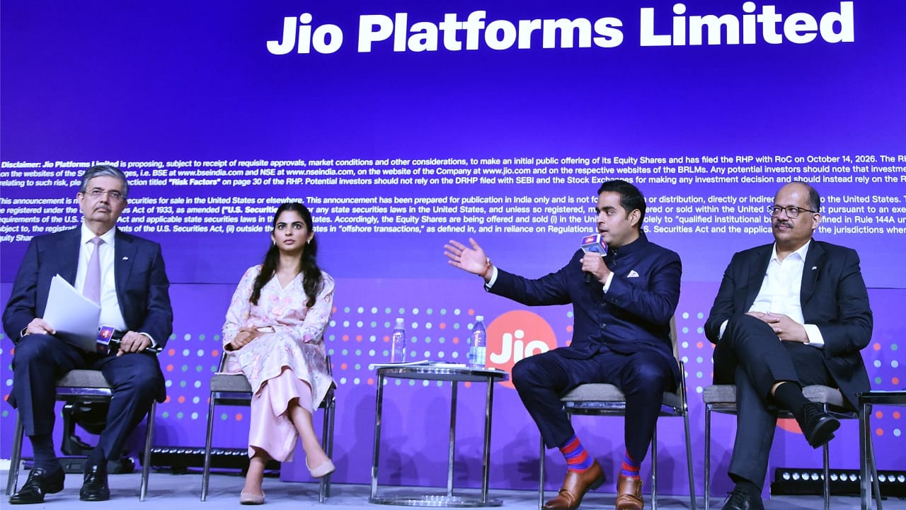 आईपीओ के एलान के दौरान आकाश व ईशा अंबानी उदय कोटक व अन्य के साथ।