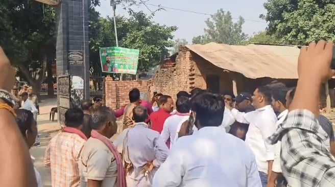 फतेहपुर: विजयीपुर ब्लॉक में मतदान पर बवाल, सपा और भाजपा आमने-सामने, फर्जी वोट डलवाने का आरोप, डीएम-एसपी पहुंचे