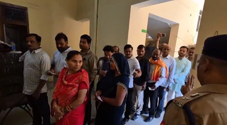 उरई: स्नातक एमएलसी चुनाव में वोटिंग जारी, सुबह 10 बजे तक 7.50 प्रतिशत मतदान, डीएम और एसपी ने परखी व्यवस्था