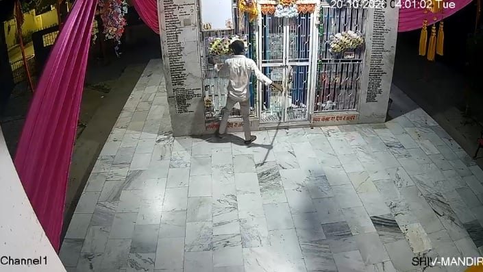 कानपुर: शिव मंदिर में घुसा टोपी वाला चोर, साबड़ से दरवाजा-दान पत्र तोड़ा, सीसीटीवी में हुआ कैद, तीन हिरासत में