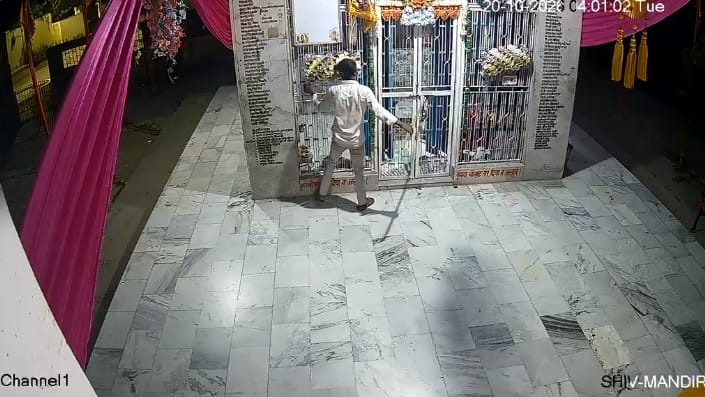 Kanpur thief wearing a cap entered a Shiva temple broke open the door and the donation box using a crowbar