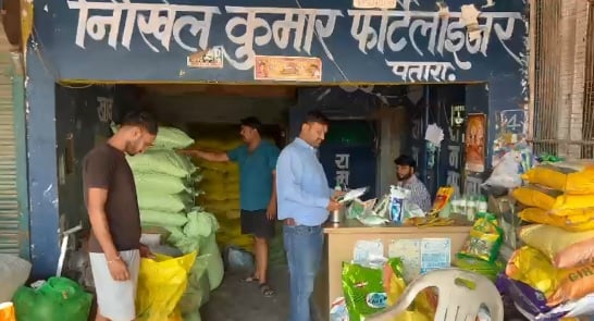 कानपुर: घाटमपुर में सचिवों की हड़ताल से समितियों पर ताले, महंगी खाद खरीदने को मजबूर किसान, कही ये बात