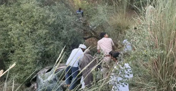 आगरा के चार श्रद्धालुओं की जयपुर में माैत: खाटू श्याम के दर्शन कर लाैट रहे थे, टायर फटने से खाई में गिरी कार