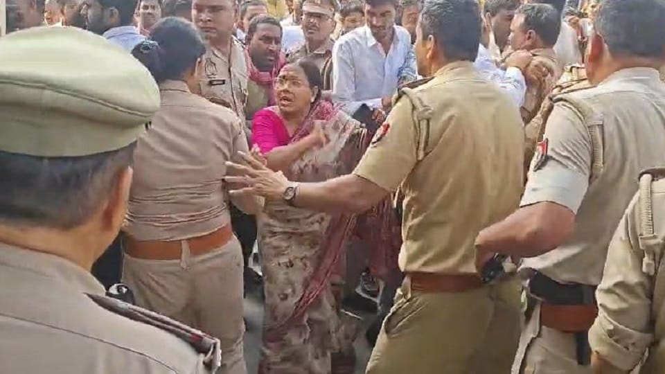 मैनपुरी में सपा कार्यकर्ताओं की पुलिस से हुई नोकझोंक।