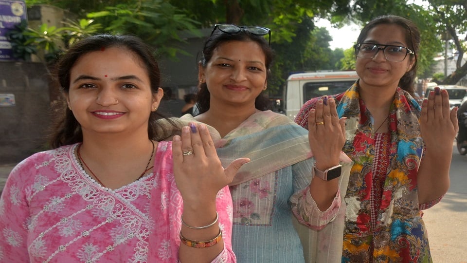एमएलसी चुनाव: हंगामे के बीच आगरा में जमकर पड़े वोट, इन जिलों में भी दिखा मतदाताओं का जोश; इतना हुआ मतदान