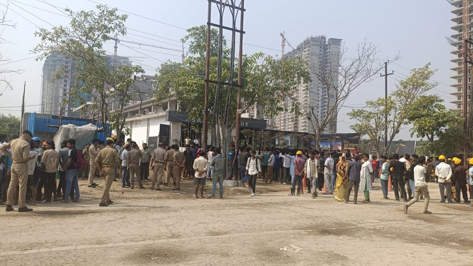 नोएडा: आइवरी काउंटी में मजदूर की मौत, ठेकेदार पर धक्का देने और शव गायब करने का आरोप, परिजनों ने किया प्रदर्शन