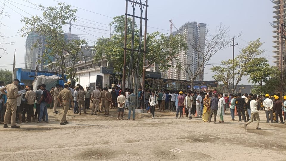 परिजनों ने किया प्रदर्शन
