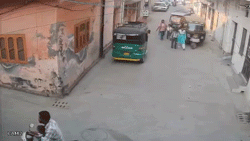 स्कूल जा रहे बच्चों पर चढ़ा ऑटो