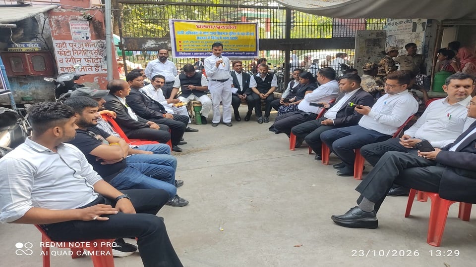 आगरा: दीवानी गेट पर अधिवक्ताओं का प्रदर्शन, पुलिस से की ये मांग; 24 घंटे का दिया अल्टीमेटम