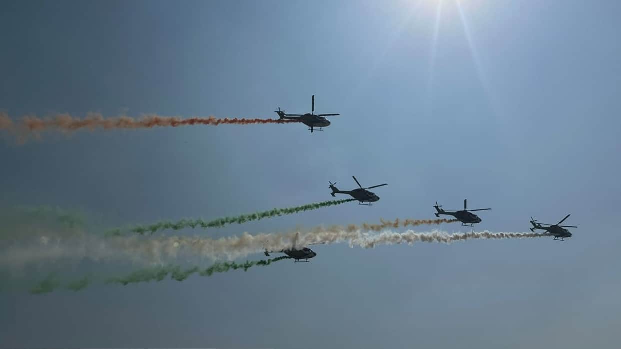 52 fighter jets perform air show in Kashi Rafale Sukhoi and Tejas fly upside down at 1912 kmph