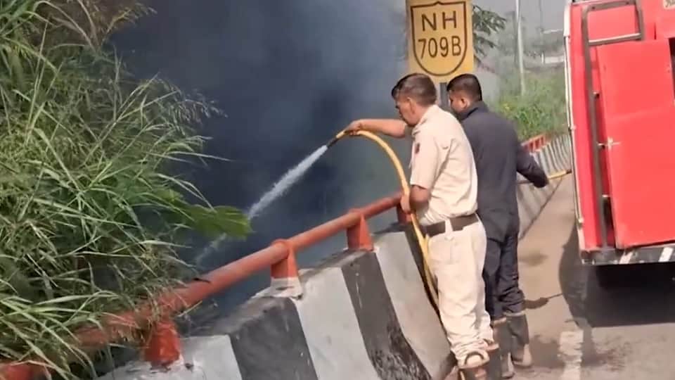 आग पर काबू पाते दमकल कर्मी