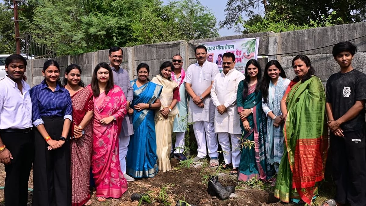 भोपाल में ‘एक पेड़ मां के नाम’ अभियान: एक साथ लगाए 1,000 पौधे, संरक्षण की जिम्मेदारी भी उठाई