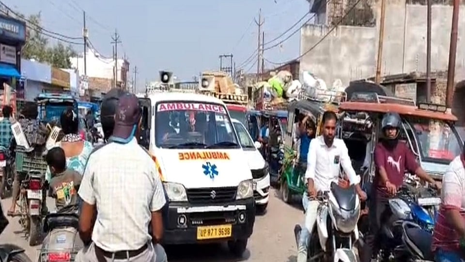 हाथरस: गलत साइड खड़े ट्रक बिगाड़ रहे हालात, जाम में फंसी एंबुलेंस, ट्रकों की पार्किंग से लोगों में नाराजगी