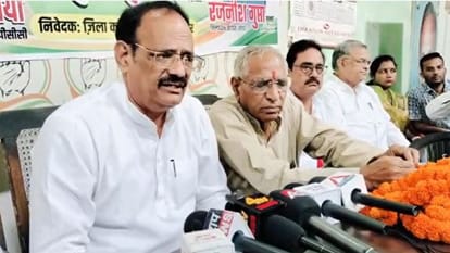 कांग्रेस के पर्यवेक्षक दामोदर गुर्जर ने की प्रेसवार्ता।