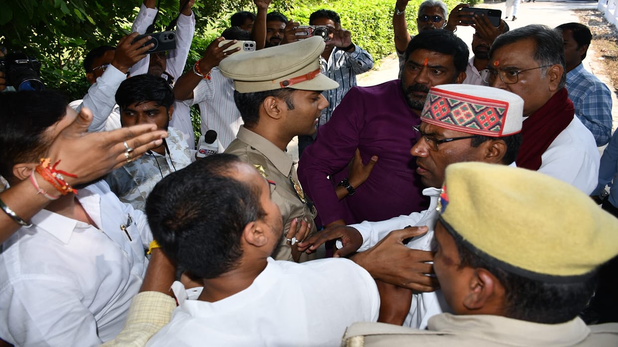 SP and BJP workers come face-to-face at DAV PG College; heated exchange ensues.