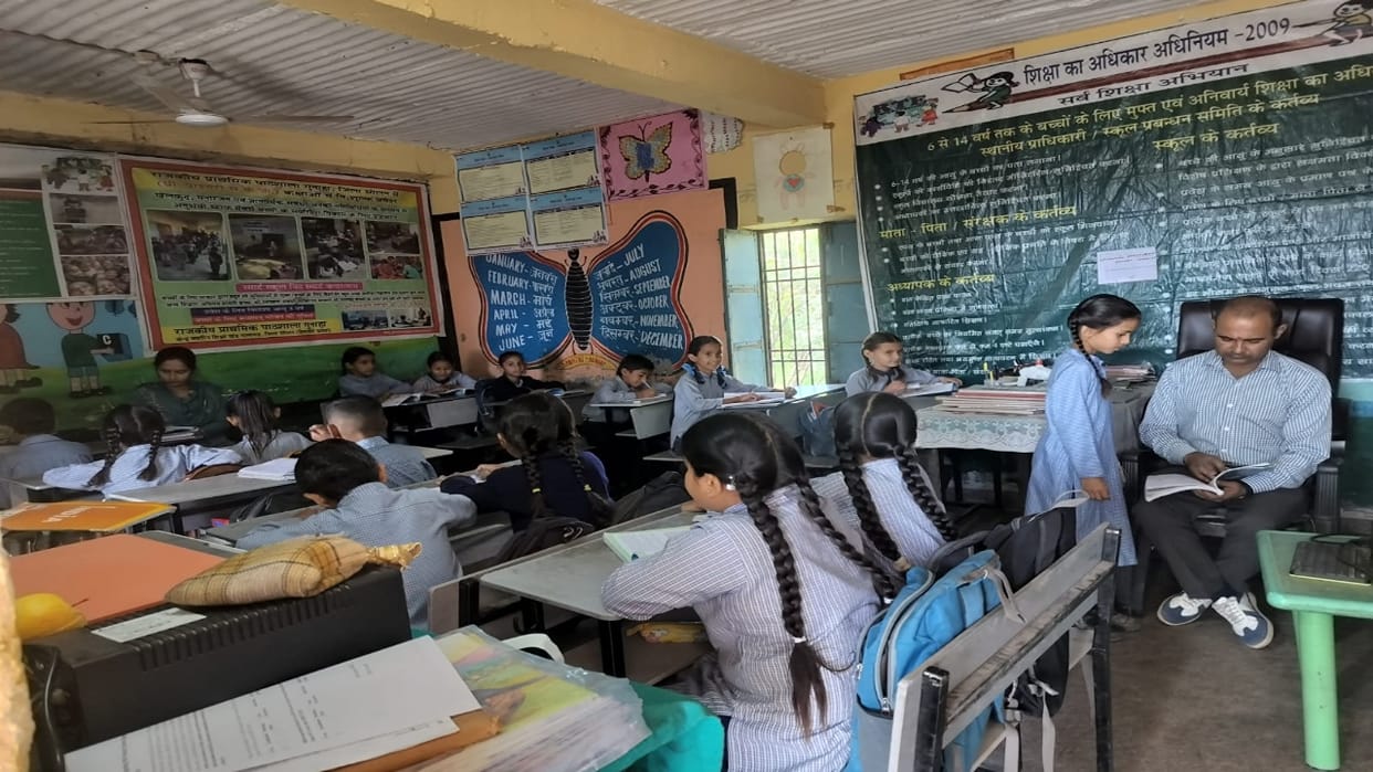 Education Reality : In a govt primary and senior secondary school in Guna, two classes are being held in a sin